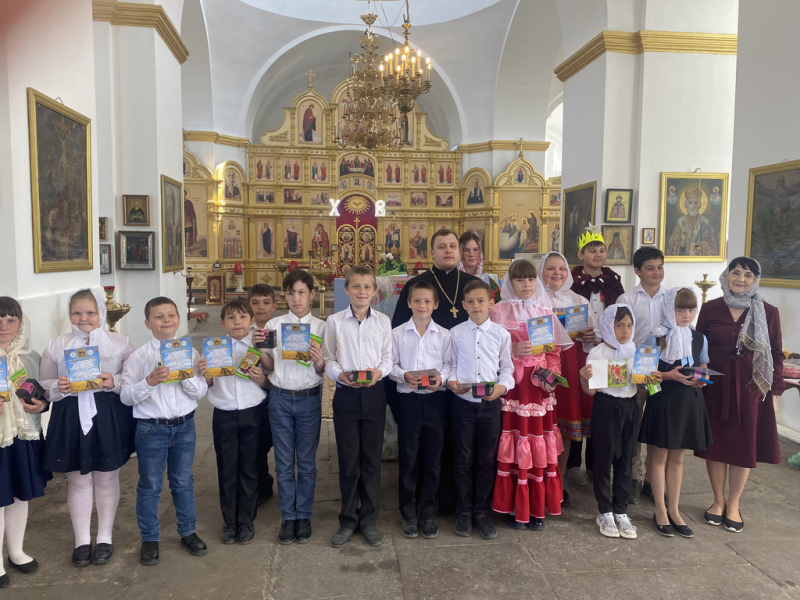 Воспитанники воскресной группы храма Успения Пресвятой Богородицы станицы Калитвенской подготовили пасхальное представление для прихожан и жителей станицы