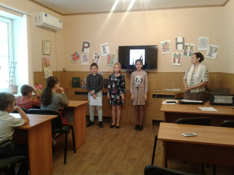 В воскресной школе «Азы Православия» Донецкого Успенского Архиерейского подворья прошел урок, посвященный дню памяти Святых Кирилла и Мефодия