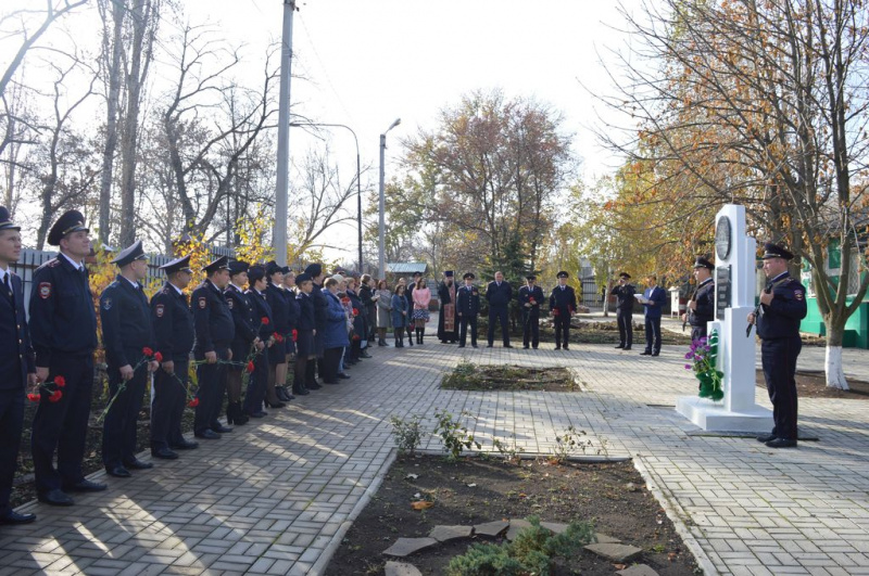 Заместитель благочинного Александровск-Грушевского округа иерей Андрей Ковалев принял участие в мероприятиях, посвященных Дню памяти погибших при исполнении служебных обязанностей сотрудников органов внутренних дел России