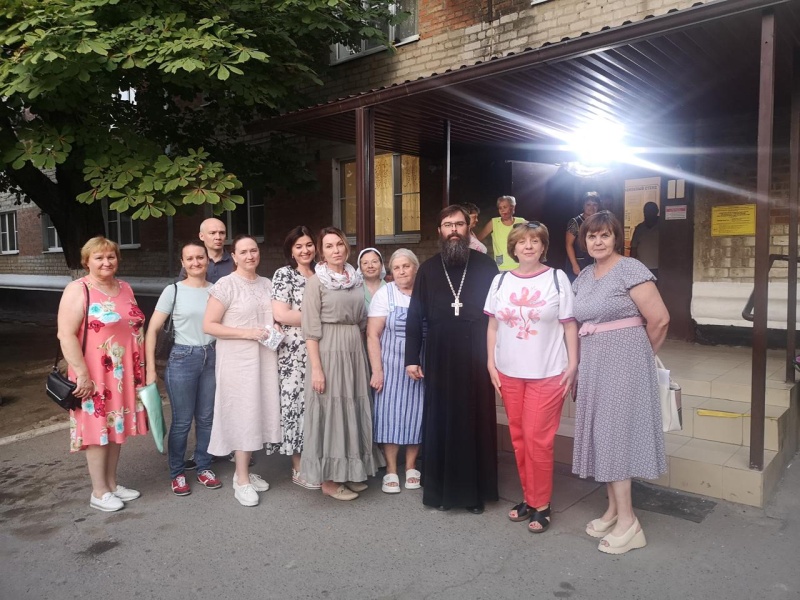 Прихожане Покровского кафедрального собора города Шахты посетили Комплексный социальный центр