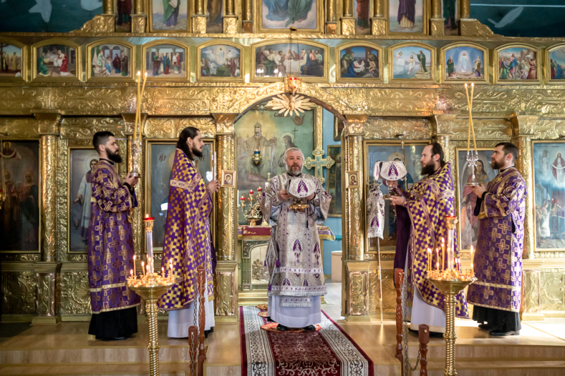 В Неделю Крестопоклонную епископ Симон совершил Литургию и чин присоединению к Православию в Покровском храме города Шахты