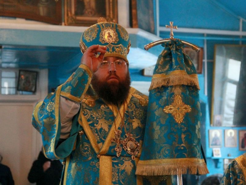 Всенощное бдение накануне праздника Введения во храм Пресвятой Богородицы епископ Игнатий совершил в Покровском храме г. Новошахтинска