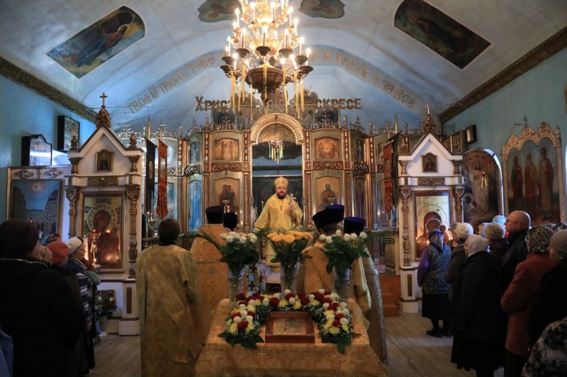 В праздничный день для храма святителя Николая г. Шахты богослужение возглавил Правящий архиерей Шахтинской епархии Преосвященнейший епископ Симон