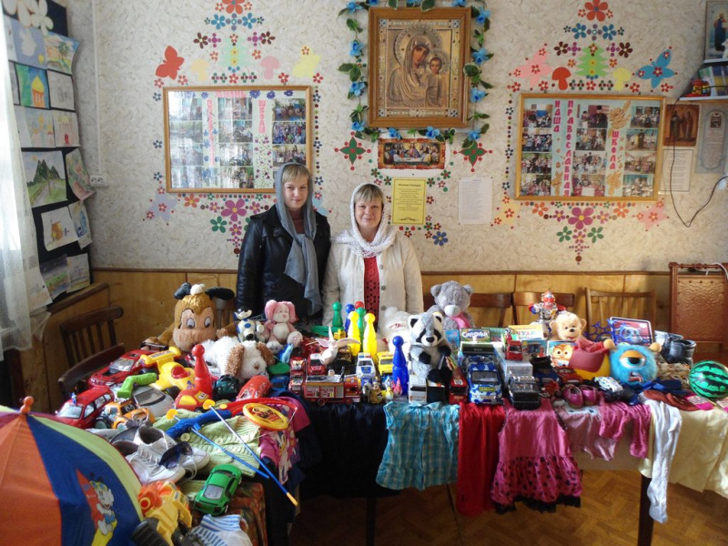 Волонтеры «Общины Милосердия» при храме Почаевской иконы Божией Матери г. Каменск-Шахтинский передали необходимые вещи многодетным малоимущим семьям