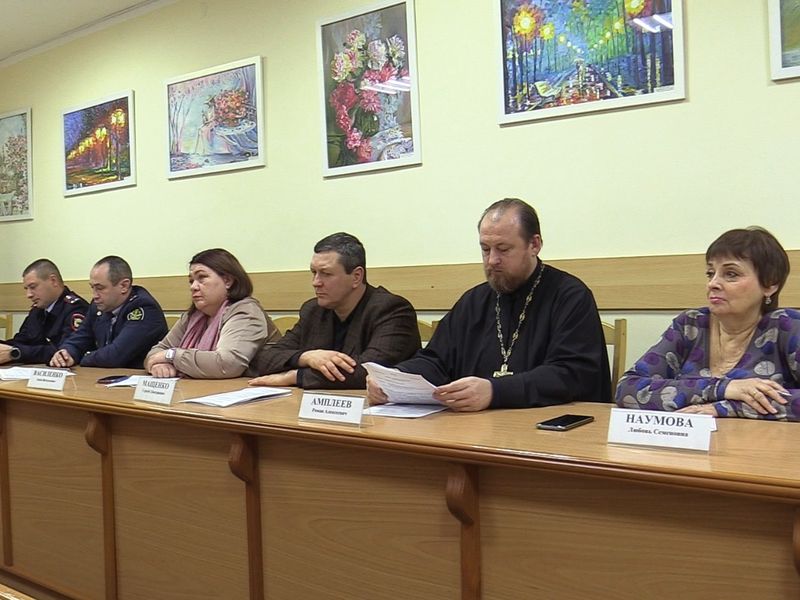Протоиерей Роман Амплеев принял участие в заседании антинаркотической комиссии в администрации города Новошахтинска