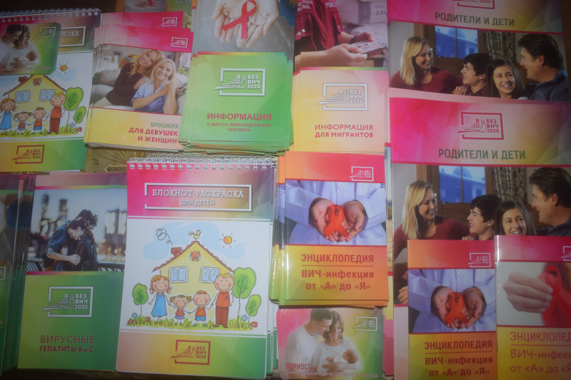 Во Всемирный день борьбы со СПИДом добровольцы Нижнедонского благочиния раздали буклеты, способствующие повышению информированности и грамотности населения в сфере здоровья