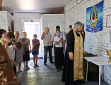 Иерей Виктор Литвинов освятил здание, в котором волонтёры красносулинского движения «Одна дорога» плетут маскировочные сети