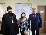 Преосвященнейший епископ Симон и глава Администрации г. Шахты И.И. Медведев поздравили детей, находящихся на лечении в больнице с наступающими зимними праздниками
