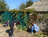 Студенты Миллеровского техникума агропромышленных технологий и управления провели субботник во дворе Свято-Андреевского храма