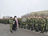 В День войск национальной гвардии России иеромонах Николай (Наметышев) поздравил военнослужащих и совершил вместе с ними молебен