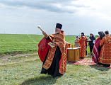 Преосвященнейший епископ Симон совершил «Чин освящения насеянных полей» в Октябрьском сельском районе