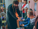 В дни Святого Рождества настоятель и сотрудники Покровского собора города Шахты посетили социальный центр по оказанию помощи бездомным