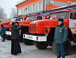 Иерей Евгений Осяк освятил автопарк пожарных машин