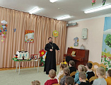 В Миллерово священник рассказал воспитанникам детского сада № 5 о Светлой Пасхе
