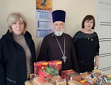 Настоятель Вознесенского храма города Шахты проявил пастырское внимание к постояльцам социального учреждения и оказал им гуманитарную помощь