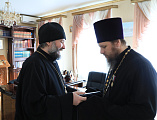 Преосвященнейший епископ Симон вручил епархиальную медаль Священномученика Александра Команского III степени клирику Покровского кафедрального собора г. Шахты протоиерею Роману Бирюкову