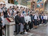 В Покровском кафедральном соборе города Шахты выпускники школ взяли благословение на предстоящие испытания знаний