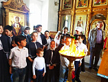 Воспитанники воскресной школы «Светочъ» поздравили со Светлым Христовым Воскресением духовенство и прихожан храма Донской иконы Божией Матери г. Новошахтинска