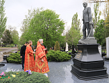Преосвященнейший епископ Симон совершил заупокойную литию на могиле бывшего мэра города Шахты С.А. Пономаренко
