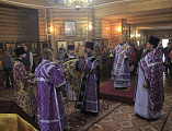Преосвященнейший епископ Симон с архипастырским визитом посетил Сулинское благочиние и возглавил Литургию в храме Архиерейского подворья в честь великомученицы Екатерины г. Красный Сулин