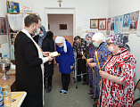 Протоиерей Роман Мясников в праздник Крещения Господня освятил воду в доме престарелых п. Садовый