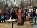 В праздник Радоницы благочинный приходов Кашарского округа иерей Георгий Грошев посетил кладбища сельских поселений района и совершил заупокойные богослужения