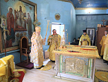 В день памяти славных и всехвальных первоверховных апостолов Петра и Павла в Покровском храме г. Шахты состоялось праздничное богослужение архиерейским чином