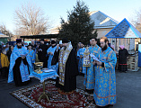Преосвященнейший епископ Симон совершил чин освящения малой звонницы при храме Архистратига Михаила поселка Каменоломни