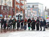 Ко Дню защитника Отечества епископ Симон принял участие в возложении цветов к памятнику площади 40-летия Победы