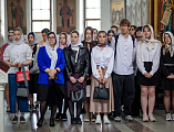 В Покровском кафедральном соборе города Шахты выпускники школ взяли благословение на предстоящие испытания знаний