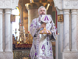 В Четверг Страстной седмицы Преосвященнейший епископ Симон совершил Литургию и Чин умовения ног в Покровском кафедральном соборе города Шахты