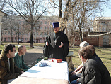 Пациенты наркологического отделения №2 больницы города Каменск-Шахтинский получили книгу Святое Евангелие в подарок и узнали от настоятеля храма Почаевской иконы Божией Матери протоиерея Вячеслава Лавлинского о важности чтения и познания духовных книг