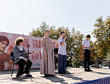 На Соборной площади Покровского кафедрального собора города Шахты прошёл концерт, посвящённый Дню семьи, любви и верности