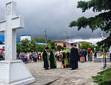 В парке у мемориала «Клятва» станицы Вёшенской состоялось освящение мраморного поклонного креста