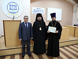 Удостоверения о повышении квалификации духовенство Шахтинской епархии получило из рук епископа Шахтинского и Миллеровского Симона и директора ИСОиП (филиала) ДГТУ в г. Шахты С.Г. Страданченко