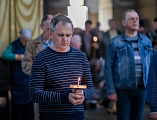 Епископ Симон совершил утреню Великой Пятницы с чтением двенадцати Страстных Евангелий