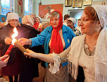 В храме Архистратига Михаила поселка Каменоломни Октябрьского района торжественно встретили Благодатный огонь