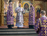 В Четверг Страстной седмицы Преосвященнейший епископ Симон совершил Божественную литургию святителя Василия Великого в Покровском кафедральном соборе г. Шахты