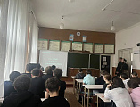 Настоятель и клирик Свято-Покровского храма в Шахтах провели для школьников 23 школы урок в честь Дня православной книги