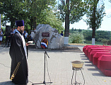 Благочинный Миллеровского церковного округа принял участие в траурной церемонии перезахоронения останков жертв геноцида мирных жителей