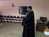 Настоятель Елисаветенского храма Иерей Георгий Русинов города Гуково по приглашению руководства Гуковской специальной школы-интерната № 12 совершил водосвятный молебен в учреждении