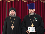 Преосвященнейший епископ Симон вручил Патриаршие и епархиальные награды медицинским сотрудникам и священнослужителям, понесшим особые труды в преодолении COVID-19