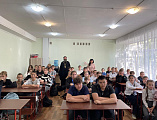 Для 5 и 7 классов школы № 22 города Шахты прошел урок «Разговоры о важном» с настоятелем Покровского собора иереем Александром Теличкиным