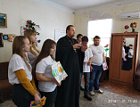 Протоиерей Роман Амплеев и православные добровольцы школы «Дельфин» поздравили ветеранов с Днем города Новошахтинска