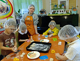 Мастер-класс «Выпечка и роспись Рождественского пряника» в социальном приюте «Огонек»