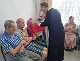 Священник посетил дом престарелых в день памяти великомученика Пантелеимона