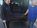 В рамках сотрудничества с благотворительным фондом «Солидарность. Добро. Милосердие.» благополучателям Центра гуманитарной помощи «От сердца к сердцу» г. Новошахтинска передали продукты