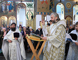 Преосвященнейший епископ Симон, духовенство Покровского собора и тысячи верующих молитвенно отметили праздник Крещения Господня в главном храме Шахтинской епархии