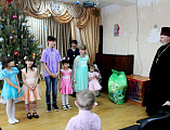 Иерей Олег Бурлаков и ученики воскресной школы «Свет Ангела» посетили детей, находящихся в социально-реабилитационном центре г. Гуково