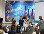 Воспитанники воскресной школы «Святоч» при храме святого благоверного князя Александра Невского г. Шахты поздравили учащихся школы № 14 г. Шахты с наступающим праздником Рождества Христова